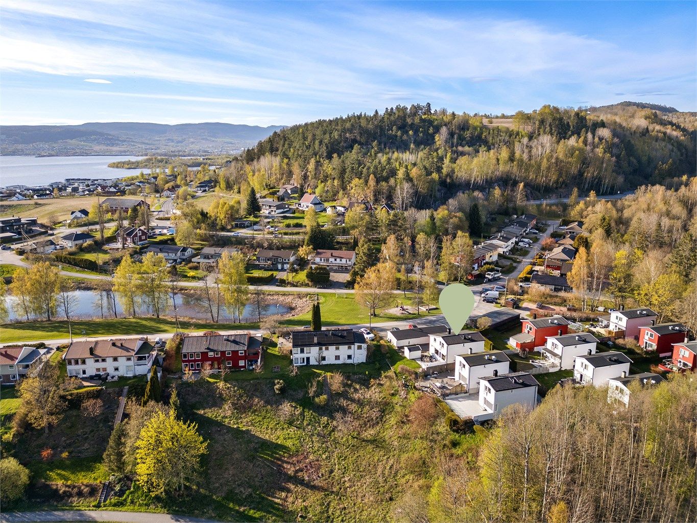 Ca. 15 minutters kjøring til Drammen sentrum. Ca. 25 minutter inn til Asker. Ca. 45 minutters kjøring til Oslo.