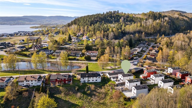 Ca. 15 minutters kjøring til Drammen sentrum. Ca. 25 minutter inn til Asker. Ca. 45 minutters kjøring til Oslo.