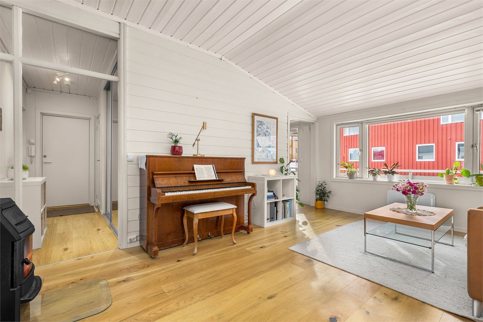 Stue- og kjøkkenarealet måler til sammen romslige 29 kvm og har god plass til stor sofagruppe med tilhørende TV-møblement og spisegruppe. 