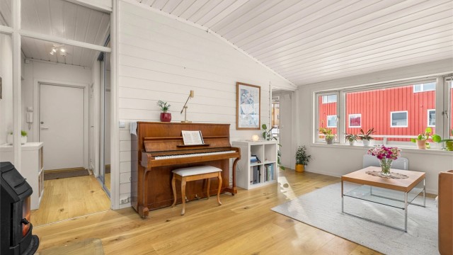 Stue- og kjøkkenarealet måler til sammen romslige 29 kvm og har god plass til stor sofagruppe med tilhørende TV-møblement og spisegruppe.