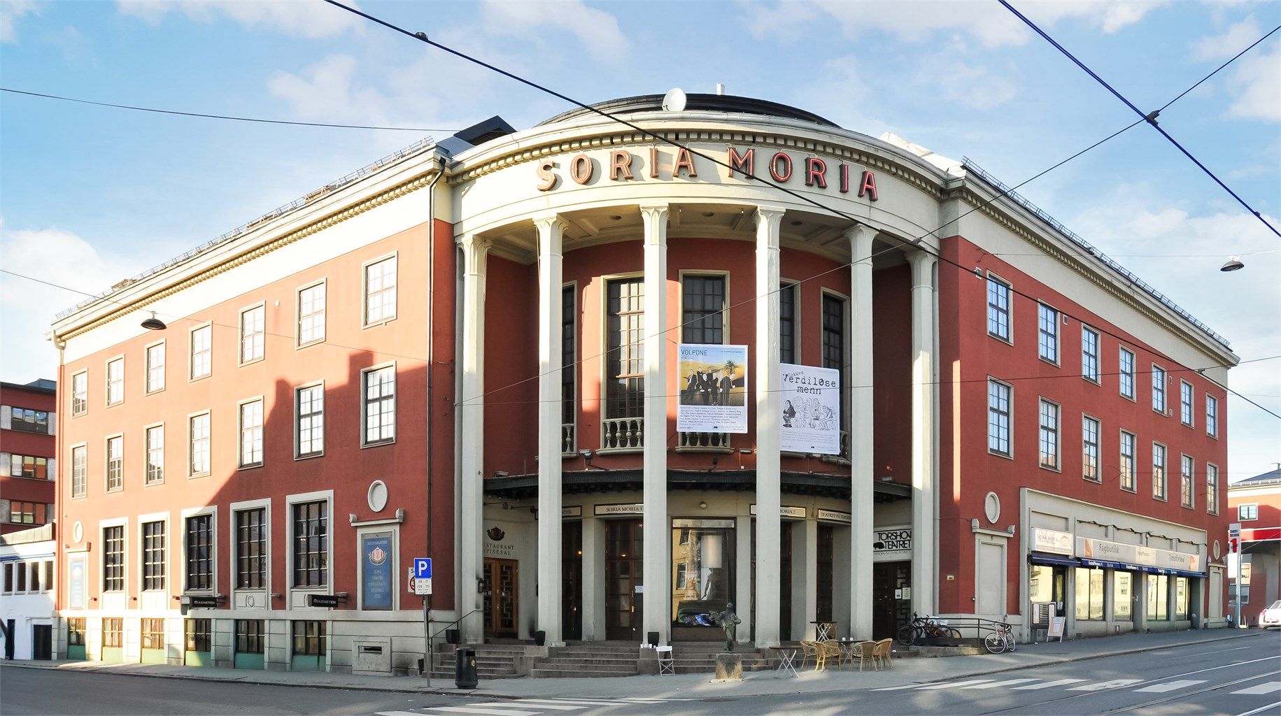 Svært sentral beliggenhet. Gangavstand til blant annet Soria Moria med Cosmopolite, Nieu, og Nationaltheateret avdeling Torshov. 