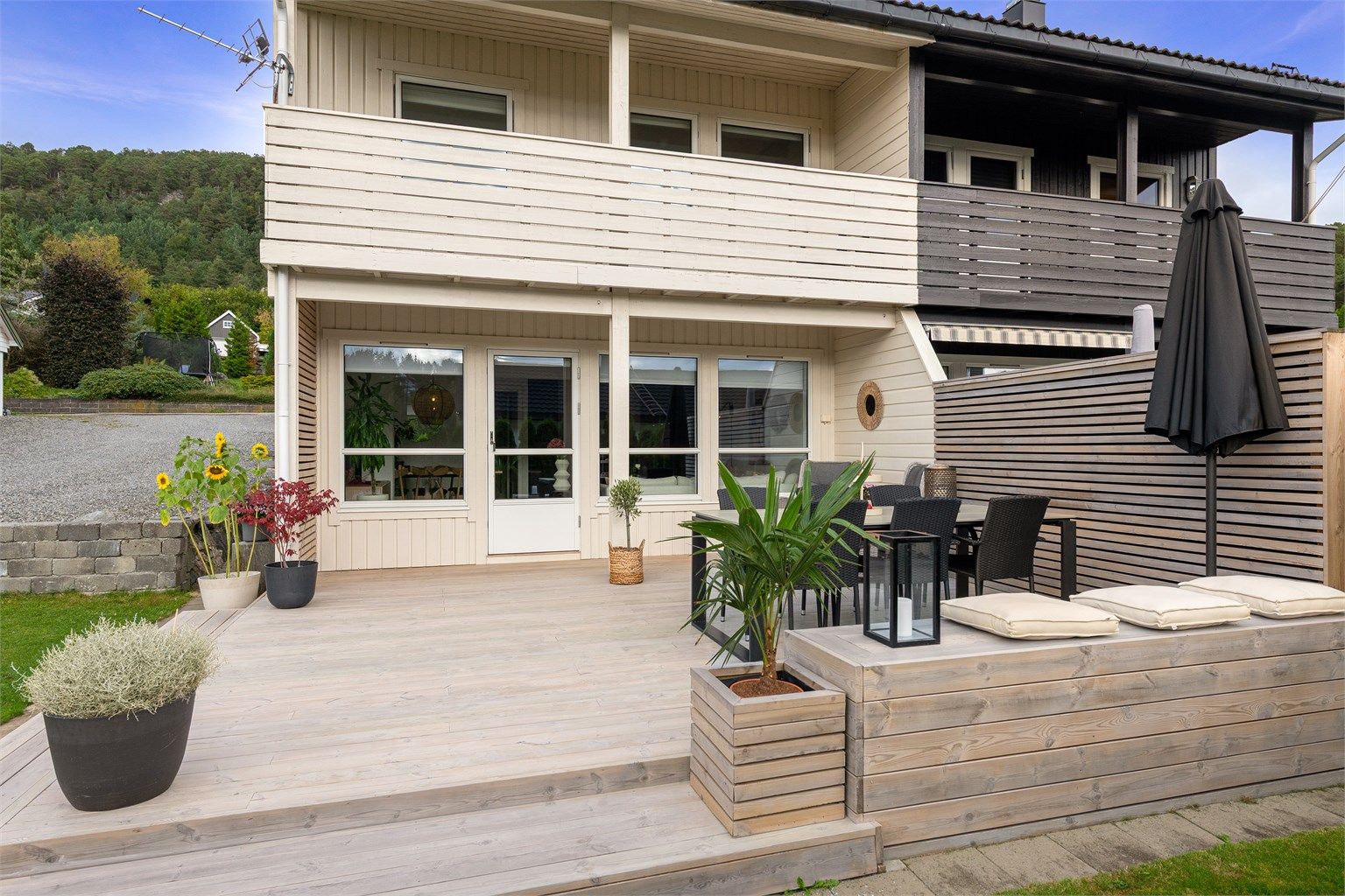 Fasade og markterrasse mot syd 