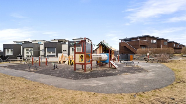 Nabolagets lekeplass like utenfor døren (boligen ligger første til høyre i bilde)