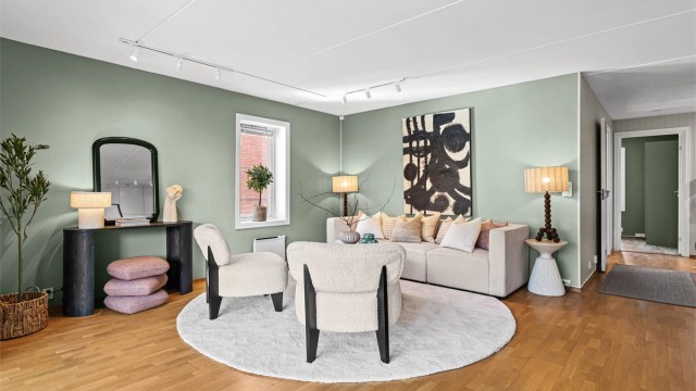 Stue med god plass for innredning - leiligheten er nymalt med delikate farger tilpasset moderne møbler
