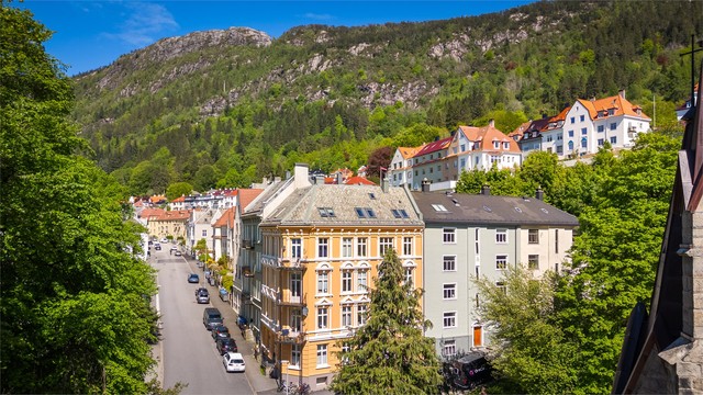 Kort vei til flere badebrygger like nedenfor, bussholdeplass like utenfor og lokal dagligvarebutikk like bortenfor.