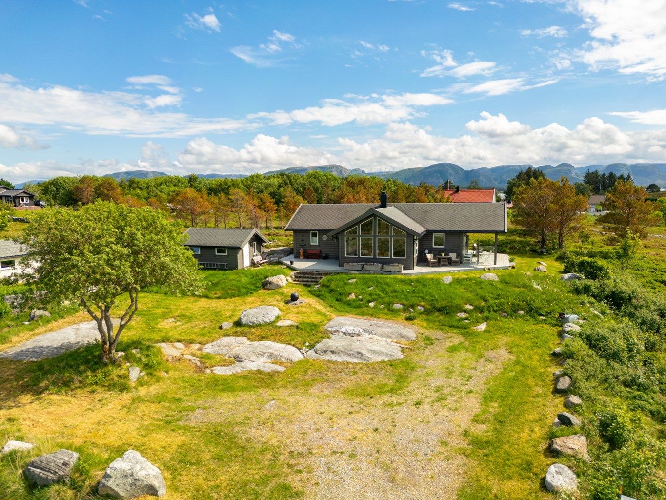 Eiendommen måler 801 kvm og det er god plass rundt huset i alle retninger. 