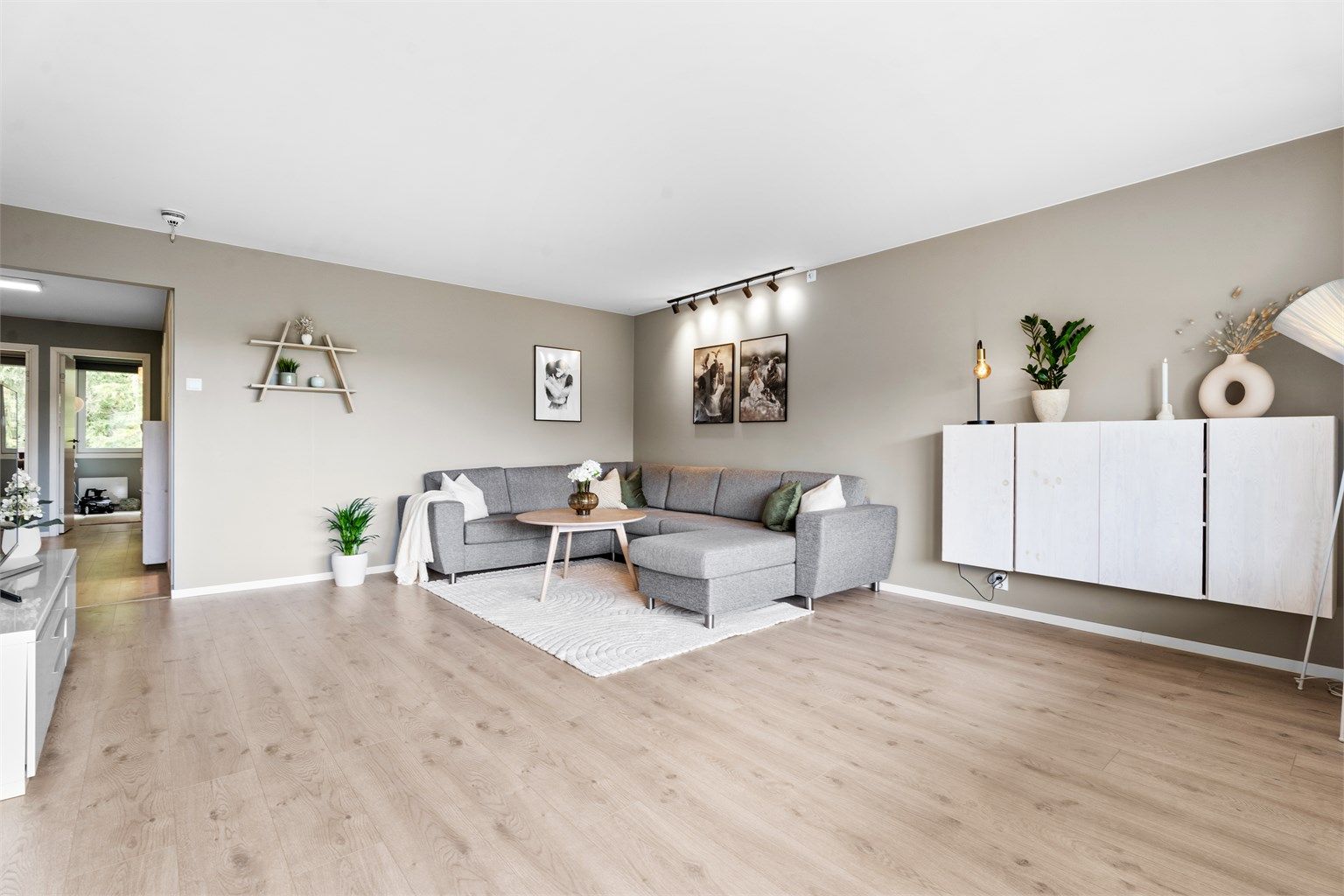 Stue - her er det plass til både sofagruppe og annet ønsket møblement