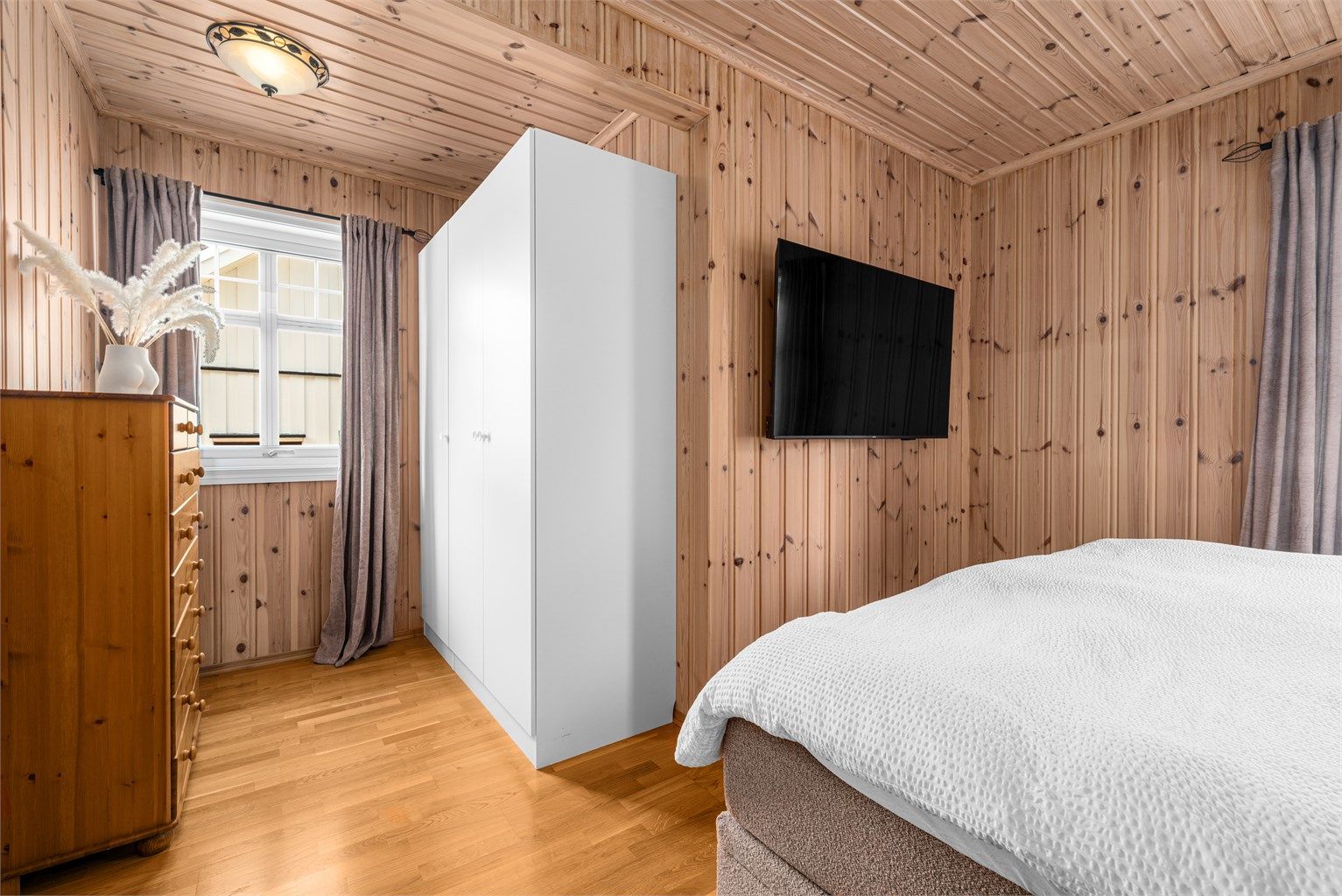 Rommet har plass til dobbeltseng og garderobeskap.