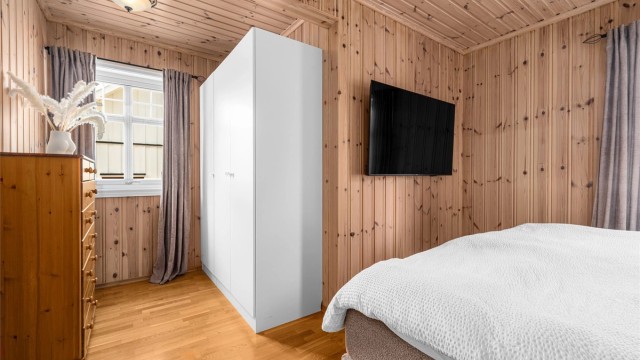 Rommet har plass til dobbeltseng og garderobeskap.