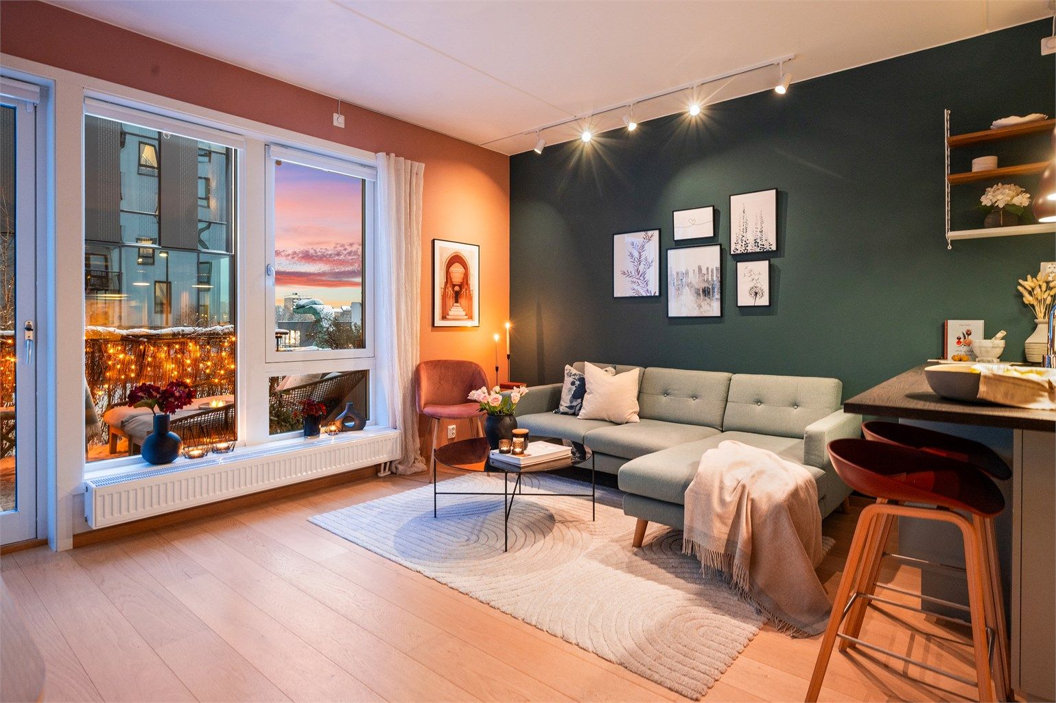  Lys, gjennomgående og moderne 3-roms med to uteplasser