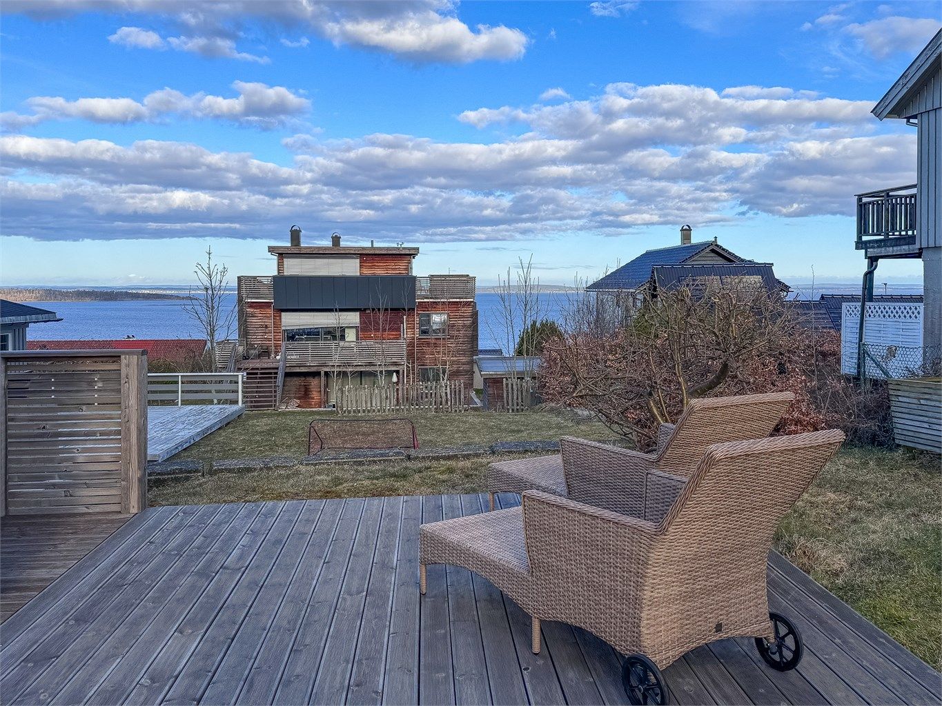 Terrasse mot øst med tidlig morgensol