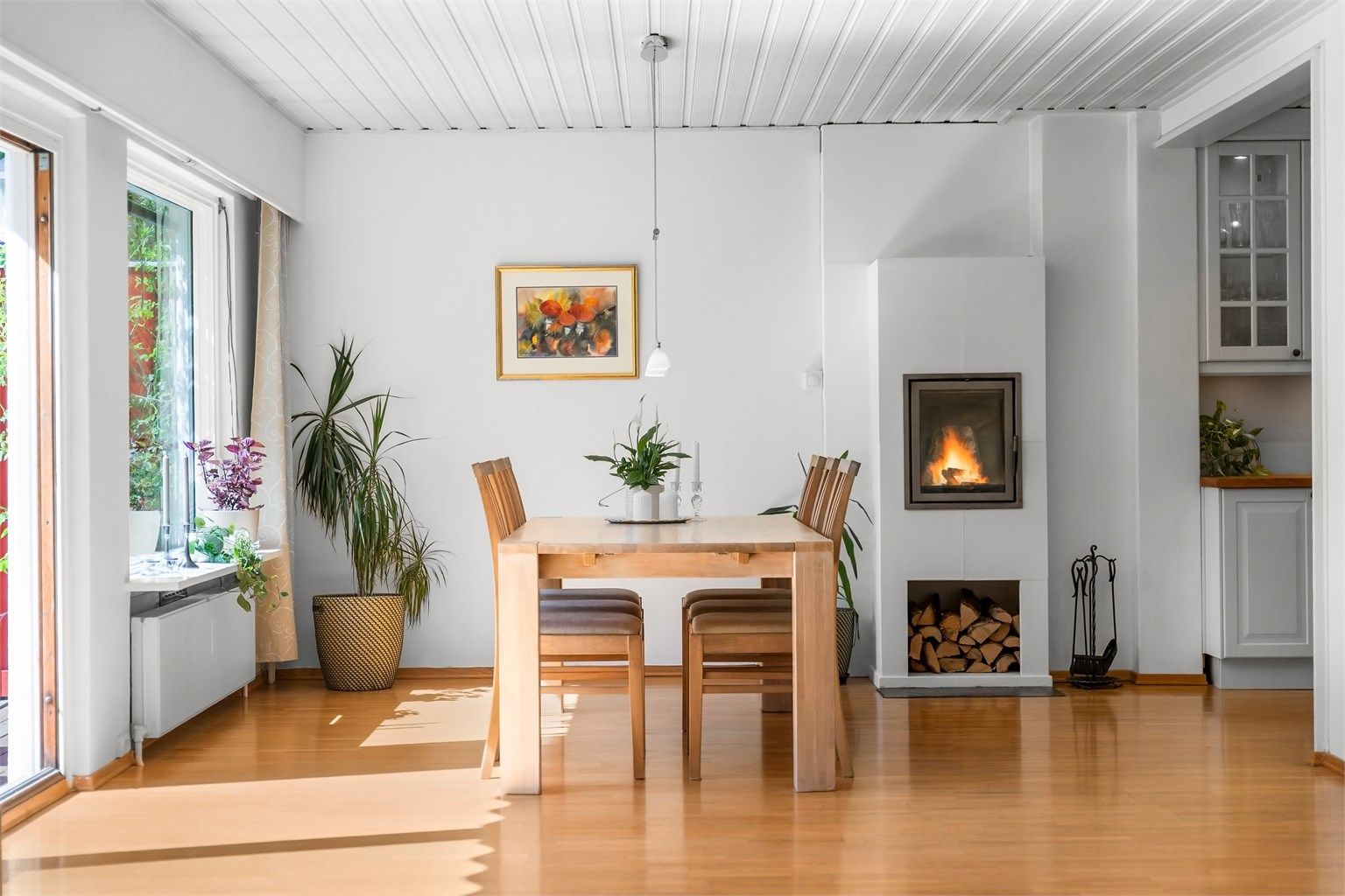 Spisestuen har plass til langbord og ligger i åpen løsning mot kjøkkenet.