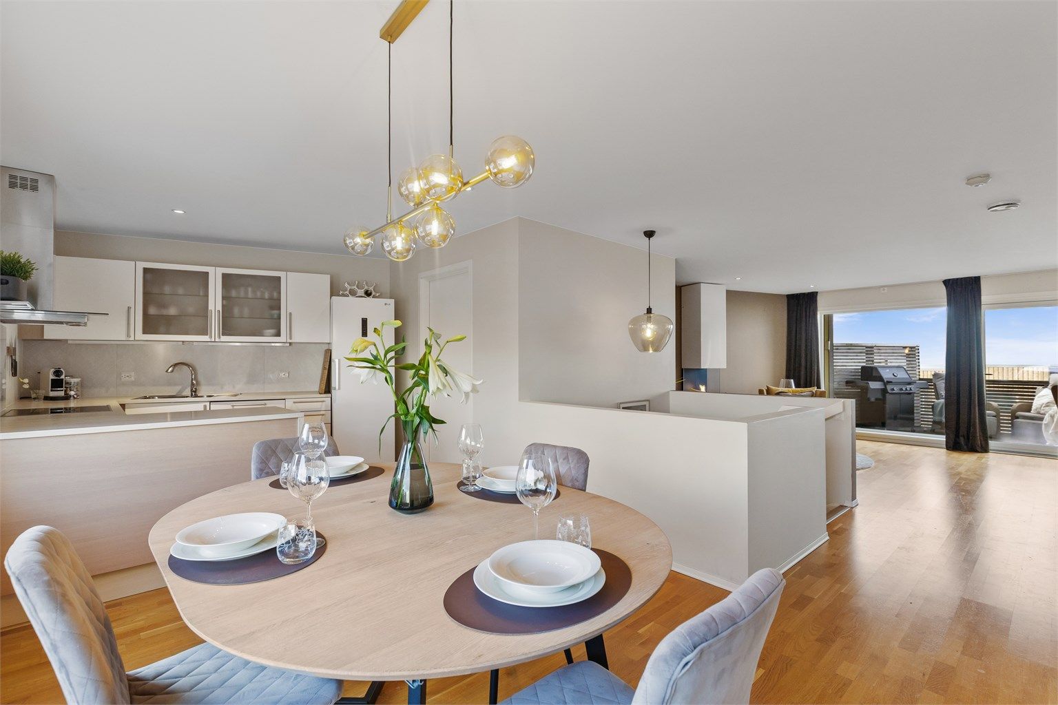 Innbydende kjøkken med spiseplass som gir rom for både hverdag og selskap.