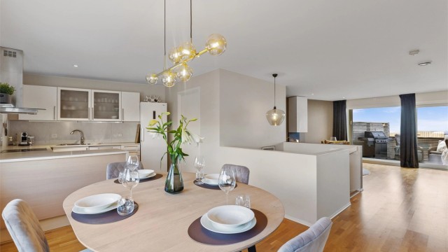 Innbydende kjøkken med spiseplass som gir rom for både hverdag og selskap.