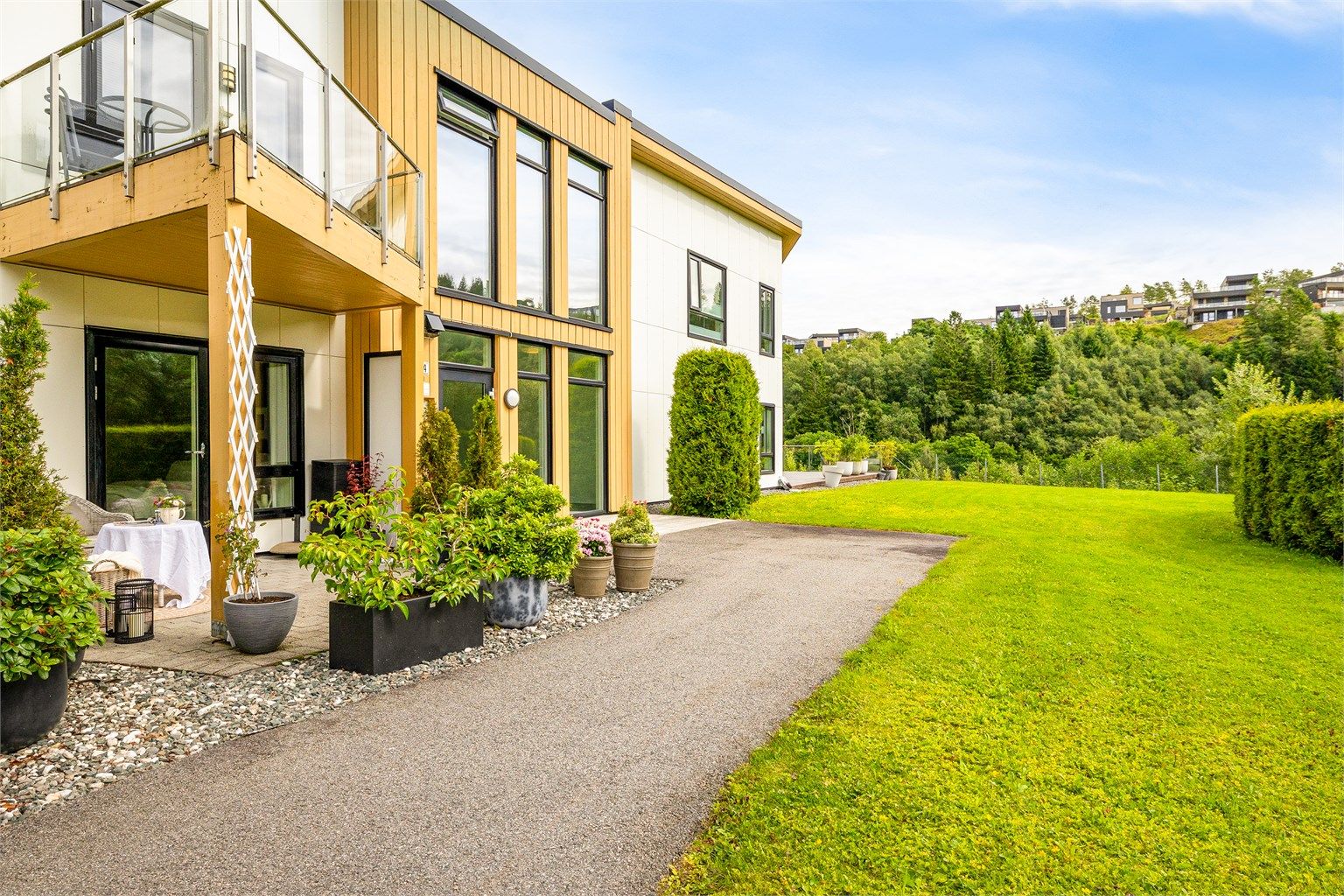 Leiligheten har to uteplasser – en altan og en markterrasse.