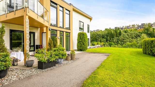 Leiligheten har to uteplasser – en altan og en markterrasse.