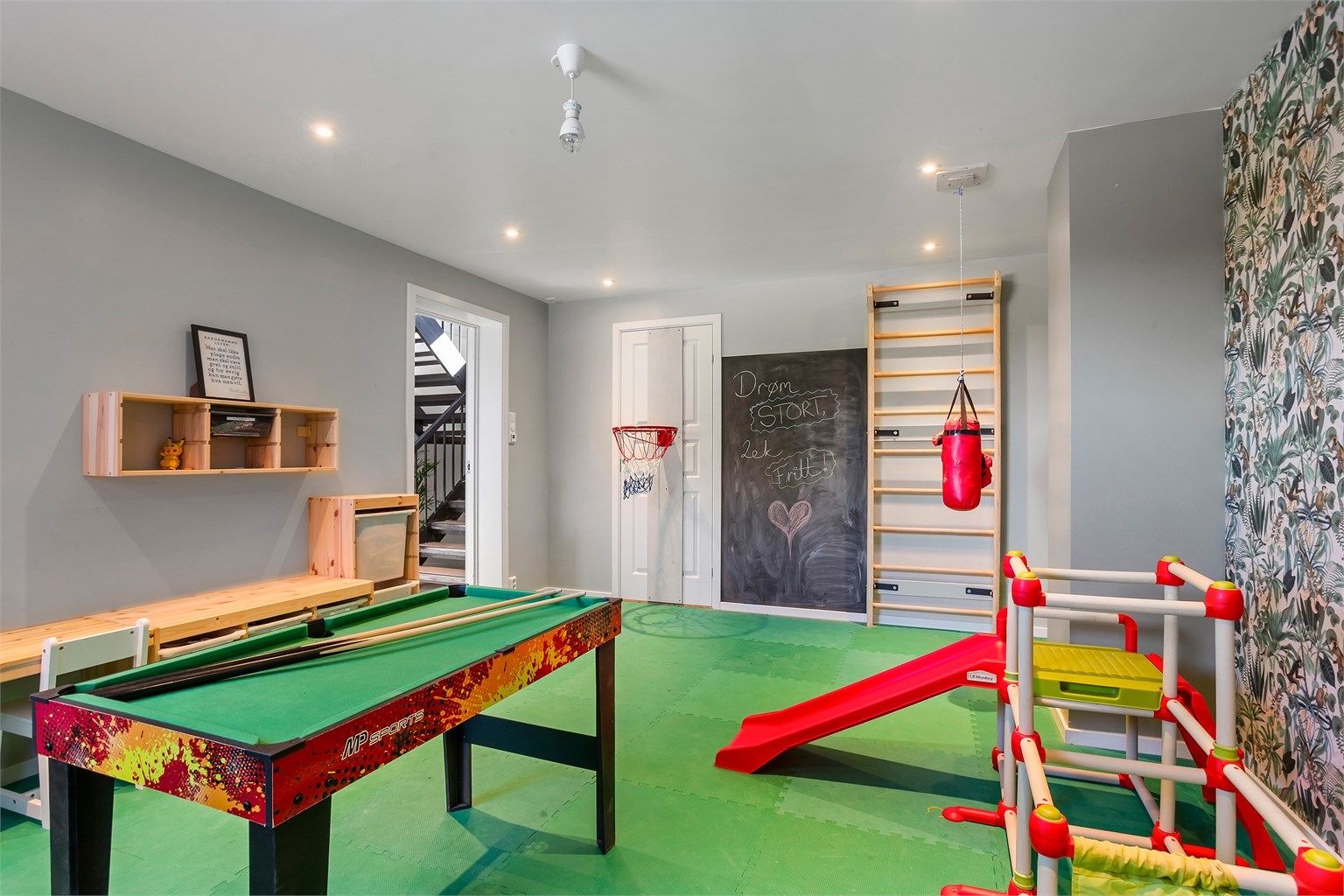 Her er det etablert et stort lekerom for barna