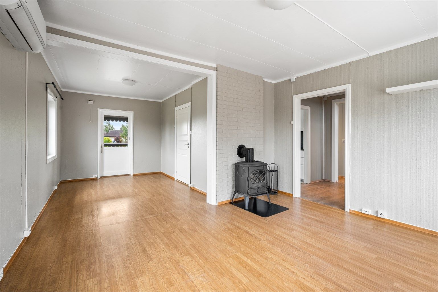 Romslig stue med en lys og luftig atmosfære.