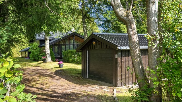 Frittstående garasje på 19 kvm med bod og badstue (ikke bruksendret).