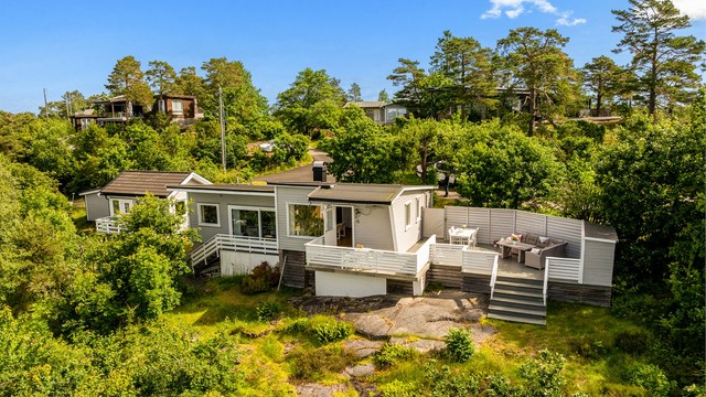 Hytta ligger flott plassert på tomten med fine utearealer og sen kveldssol.