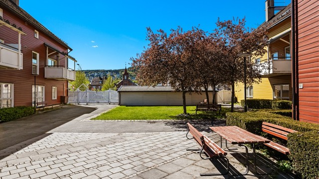 Rolige og bilfrie fellesområder mellom bygningene.