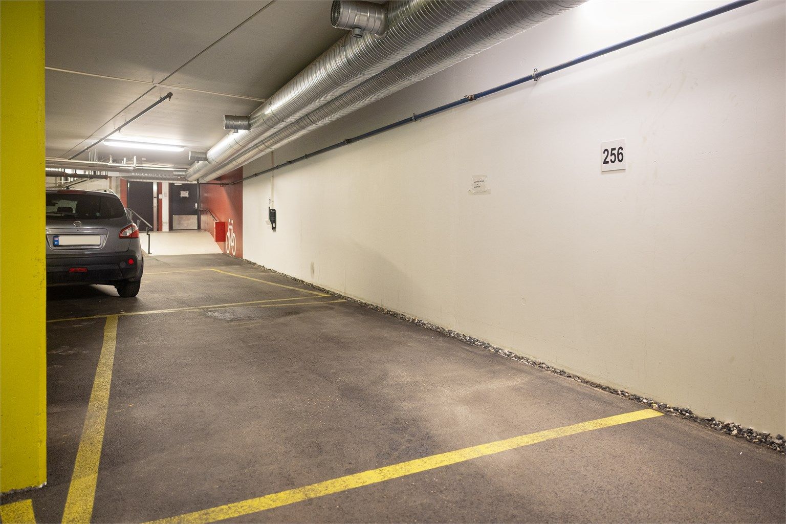 Det medfølger garasjeplass i felles garasjeanlegg med heisadkomst og mulighet for etablering av elbillader.