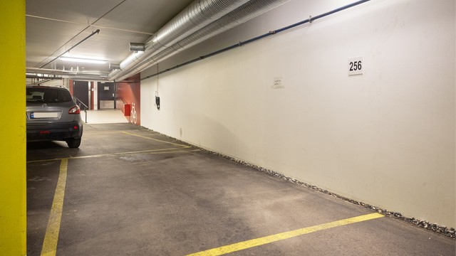 Det medfølger garasjeplass i felles garasjeanlegg med heisadkomst og mulighet for etablering av elbillader.