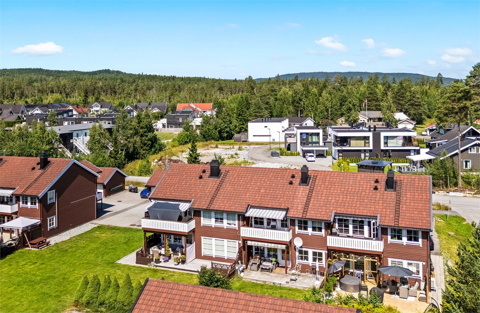 Leiligheten ligger i et rolig og veletablert nabolag på Bekkeberget i Gjerdrum, med gangavstand til natur, barnehage og skole.