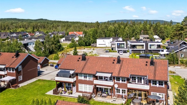 Leiligheten ligger i et rolig og veletablert nabolag på Bekkeberget i Gjerdrum, med gangavstand til natur, barnehage og skole.