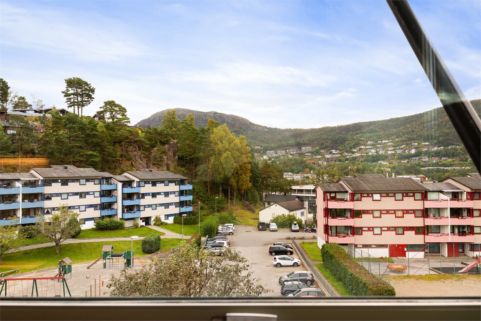 Fra leiligheten er det en åpen utsikt over borettslagets grøntområder.