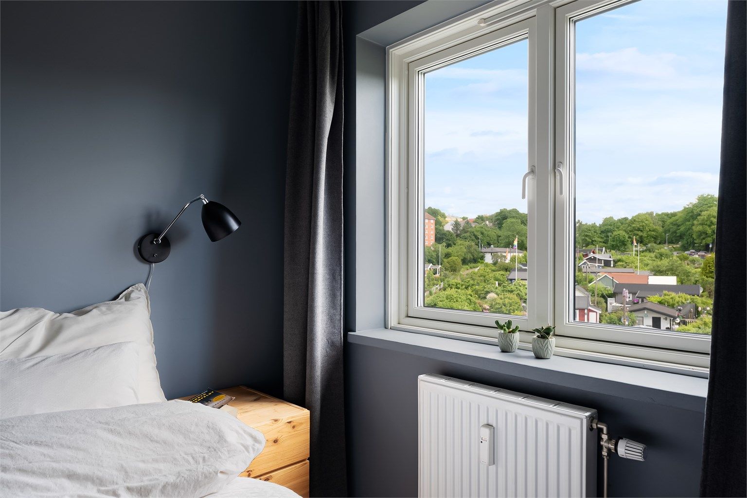 Det er nydelig utsikt mot Rodeløkka Kolonihage fra begge soverommene. 