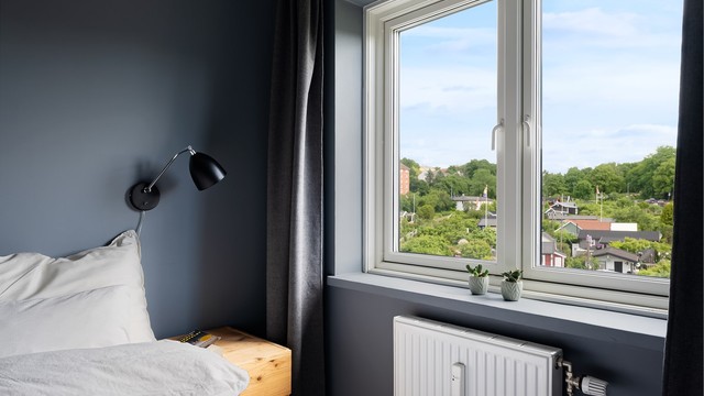 Det er nydelig utsikt mot Rodeløkka Kolonihage fra begge soverommene.
