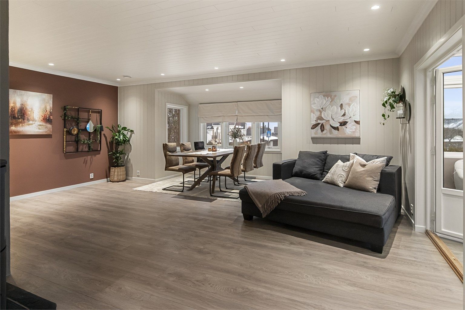 Lys og lekker stue med god plass.