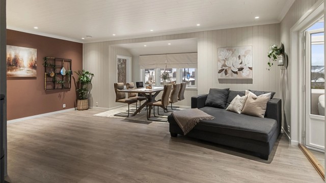 Lys og lekker stue med god plass.