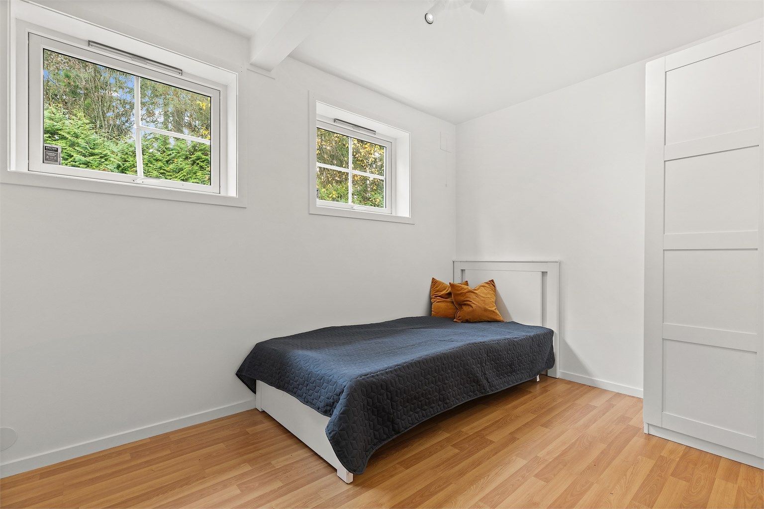 Det andre soverommet med plass til seng og oppbevaring.