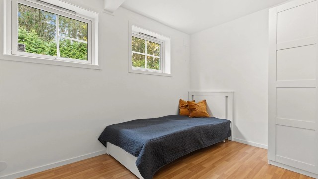 Det andre soverommet med plass til seng og oppbevaring.