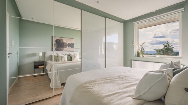 Romslig skyvedørsgarderobe på hele 3 meter langs den ene veggen