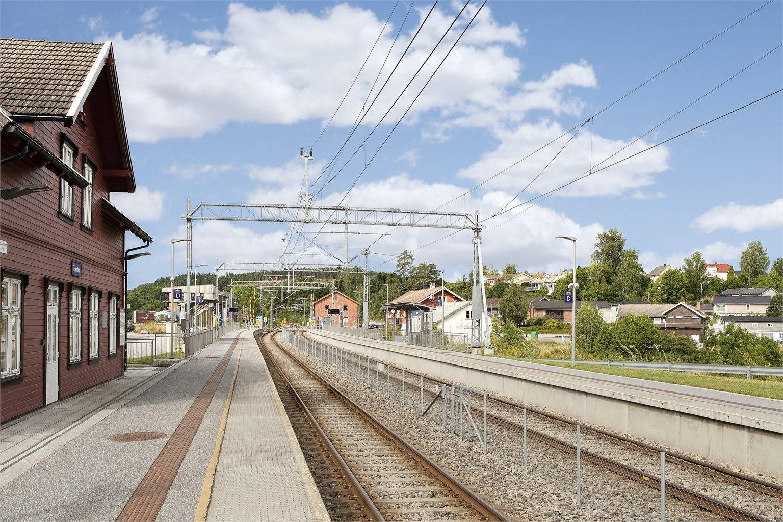 Tomter stasjon ligger kun en 3-minutters biltur unna, med togforbindelse til Oslo.