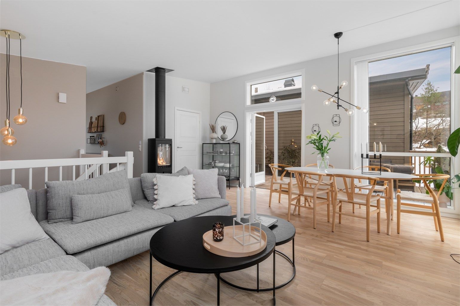 Stuen har god plass til stor sofagruppe med tilhørende TV-møblement samt romslig spisegruppe. 