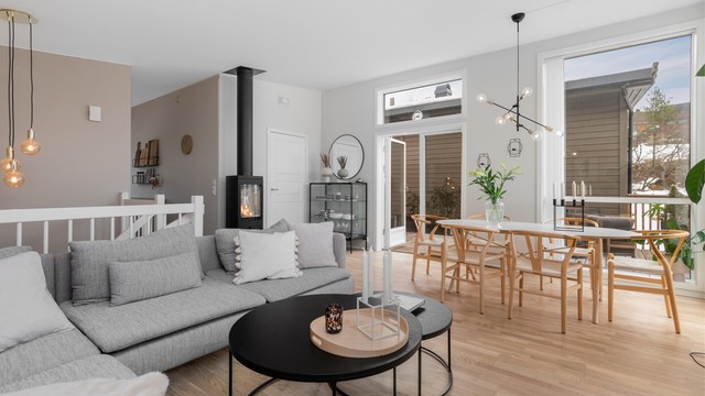 Stuen har god plass til stor sofagruppe med tilhørende TV-møblement samt romslig spisegruppe.