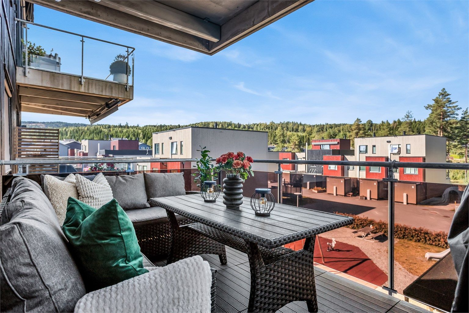 Balkongen har god plass til en sittegruppe.
