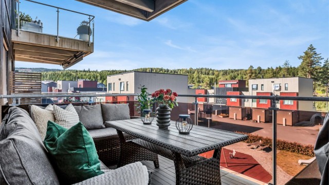 Balkongen har god plass til en sittegruppe.