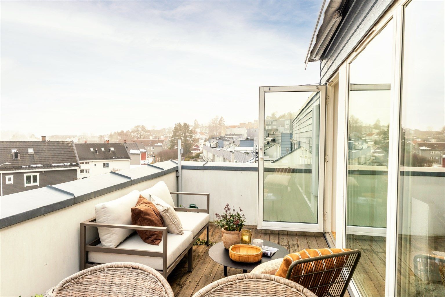 På balkongen er det god plass til utemøblement som en sittegruppe og grill