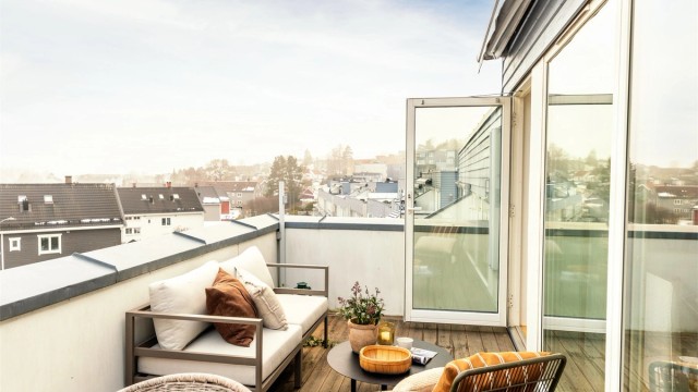 På balkongen er det god plass til utemøblement som en sittegruppe og grill