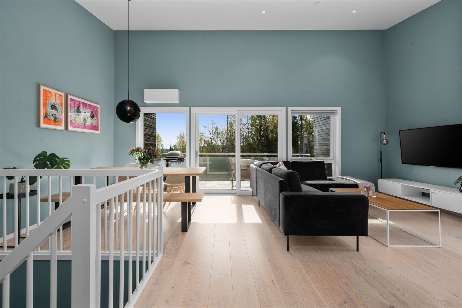 Stuen har en generøs takhøyde som, sammen med store vindusflater, skaper en lys og luftig atmosfære.