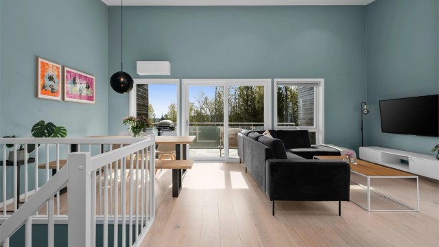 Stuen har en generøs takhøyde som, sammen med store vindusflater, skaper en lys og luftig atmosfære.