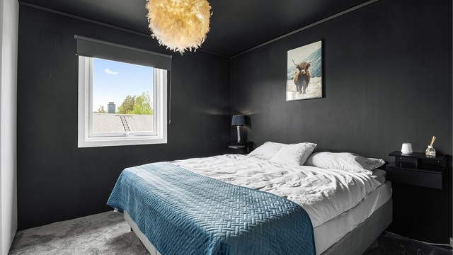 Hovedsoverommet har plass til dobbeltseng og garderobeløsning.