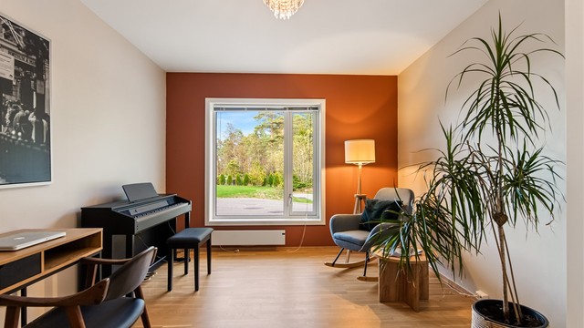 Vindusflaten gir godt naturlig lysinnslipp til rommet.