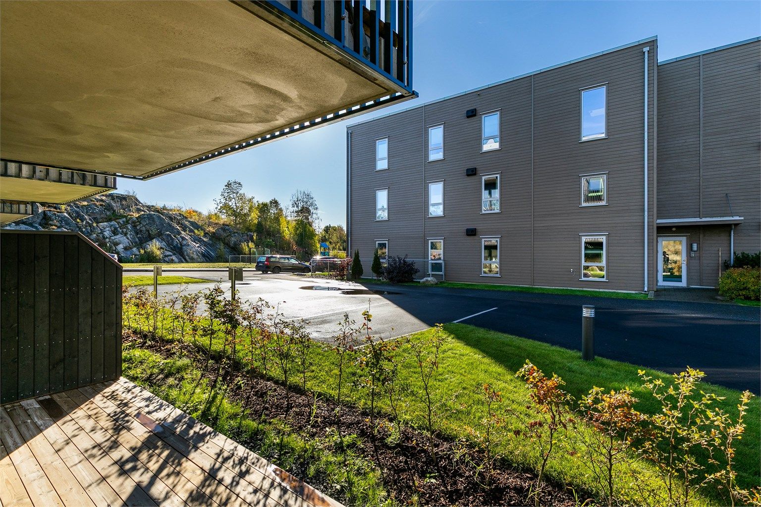 Ute på den romslige markterrassen sitter du henvendt mot solens gang gjennom dagen.