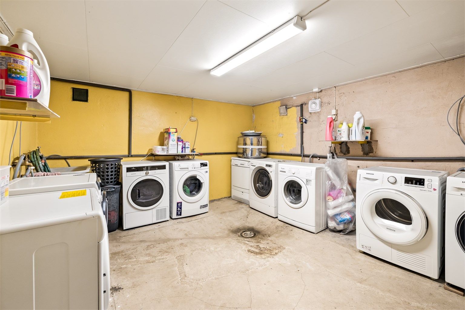 I kjelleren er det et felles vaskerom for beboerne.